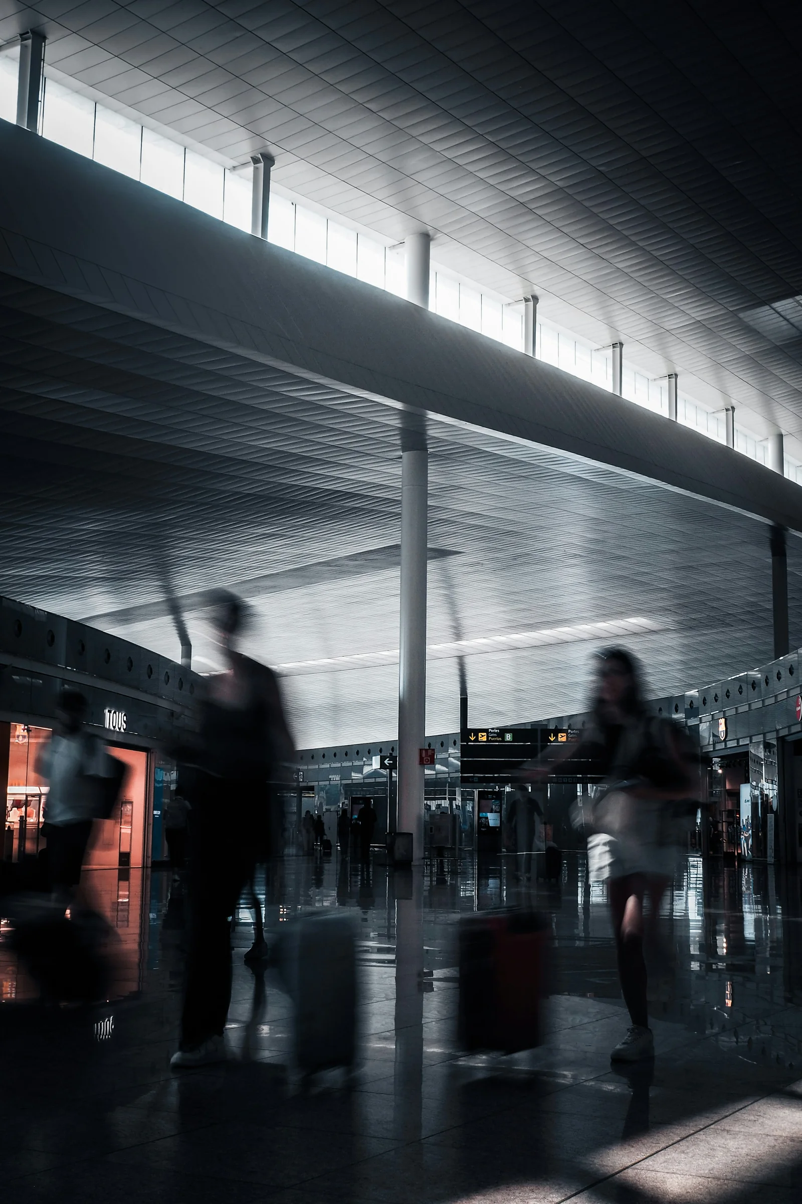 Terminal contemporâneo com viajantes